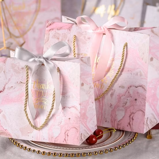 China Factory Wholesale Luxury High Quality Custom PP Handle Paper Shopping Tote Sacolas para presentes com fita fechada para roupas